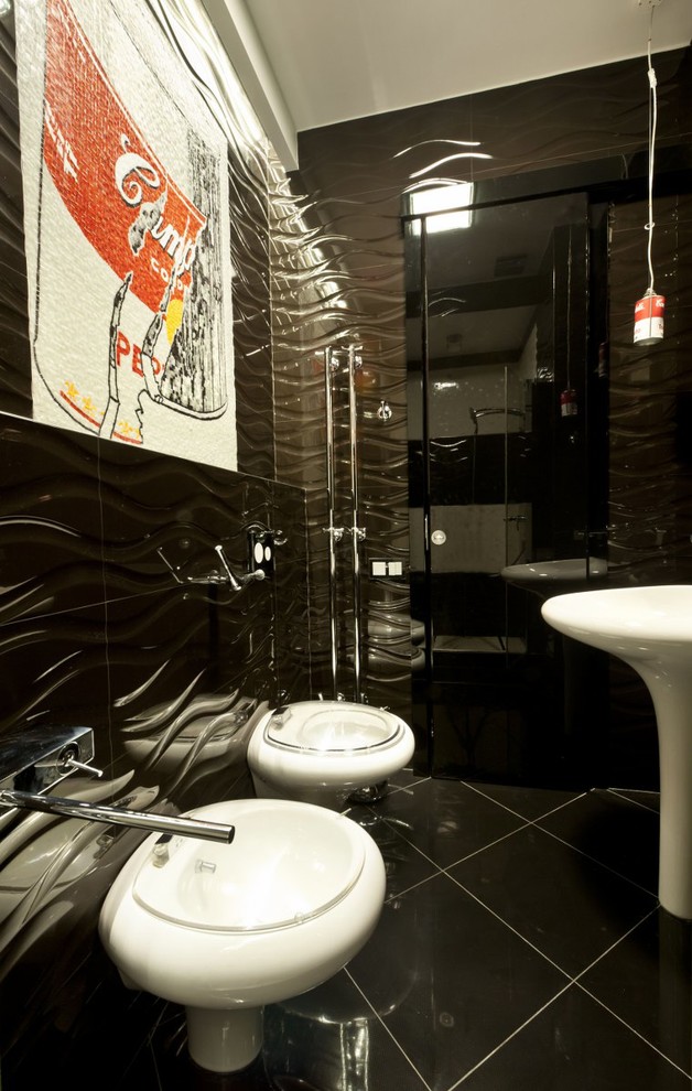 На фото: туалет в современном стиле с биде