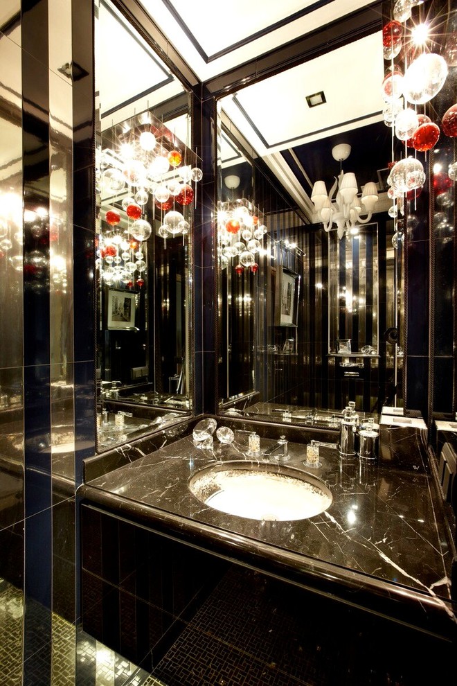Пример оригинального дизайна: туалет в классическом стиле с плоскими фасадами, черными фасадами, черной плиткой и врезной раковиной
