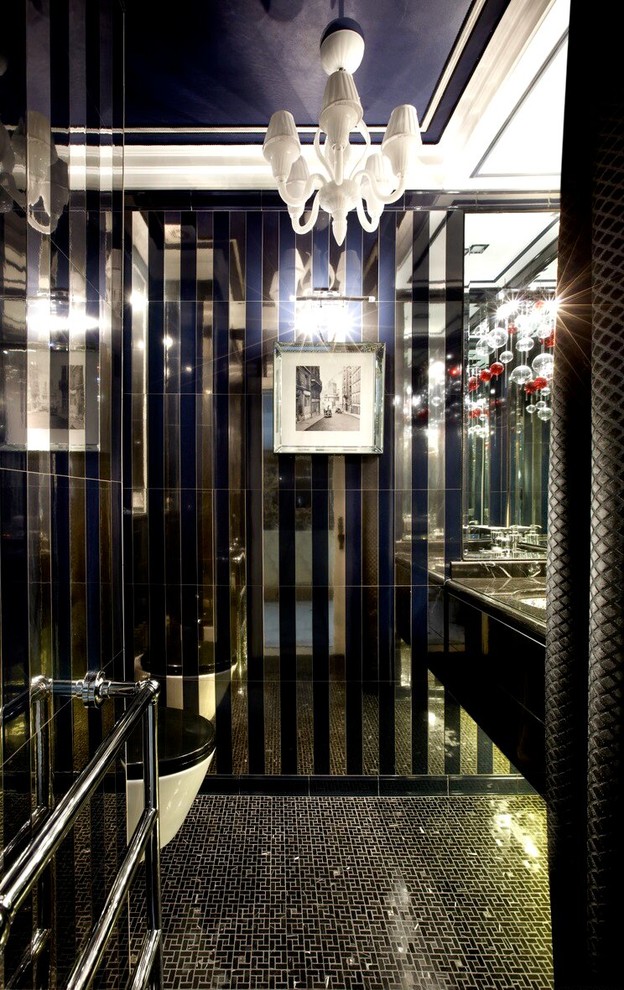 Klassische Gästetoilette mit flächenbündigen Schrankfronten, schwarzen Schränken, schwarzen Fliesen, Unterbauwaschbecken und schwarzem Boden in Moskau