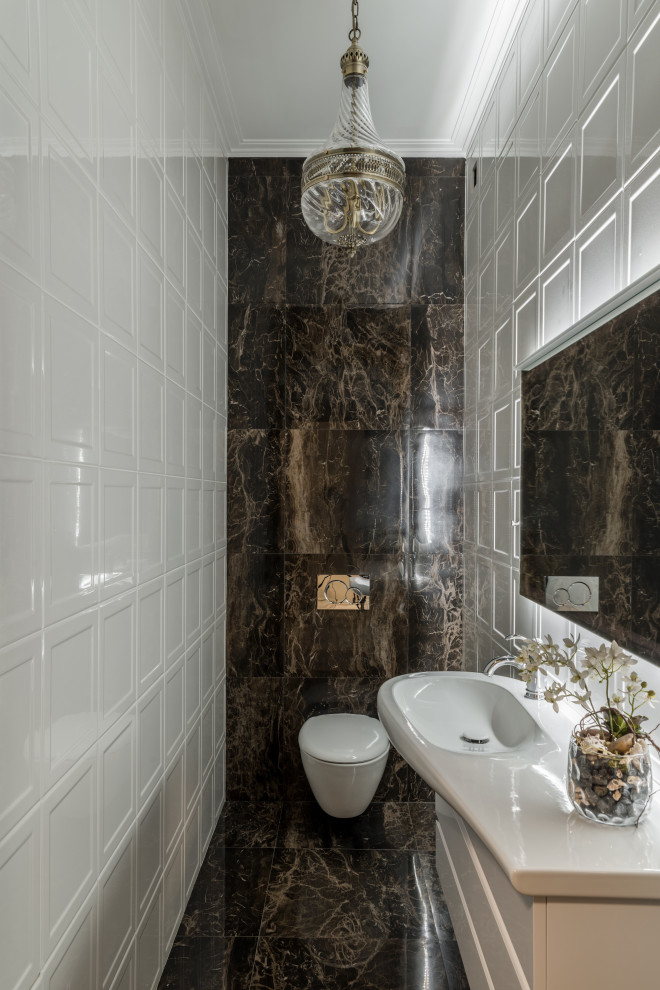 Moderne Gästetoilette mit flächenbündigen Schrankfronten, weißen Schränken, Wandtoilette, weißen Fliesen, integriertem Waschbecken, braunem Boden und brauner Waschtischplatte in Moskau