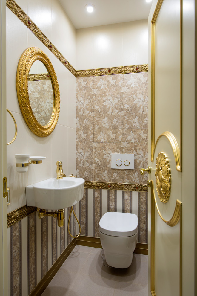 Стильный дизайн: туалет в классическом стиле с инсталляцией, бежевой плиткой, белой плиткой, серой плиткой, подвесной раковиной, бежевыми стенами и серым полом - последний тренд