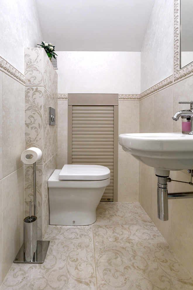 Idées déco pour un WC et toilettes classique avec WC séparés, un carrelage beige, un lavabo suspendu et un sol beige.