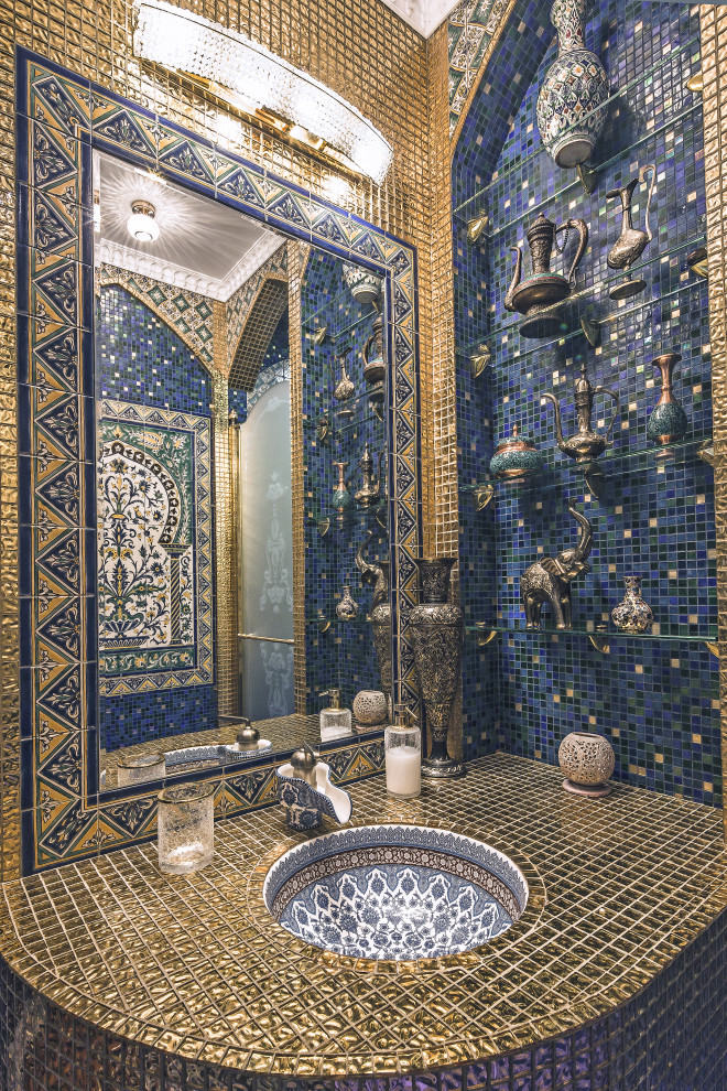 Пример оригинального дизайна: туалет в викторианском стиле с плоскими фасадами, синей плиткой, разноцветной плиткой и монолитной раковиной