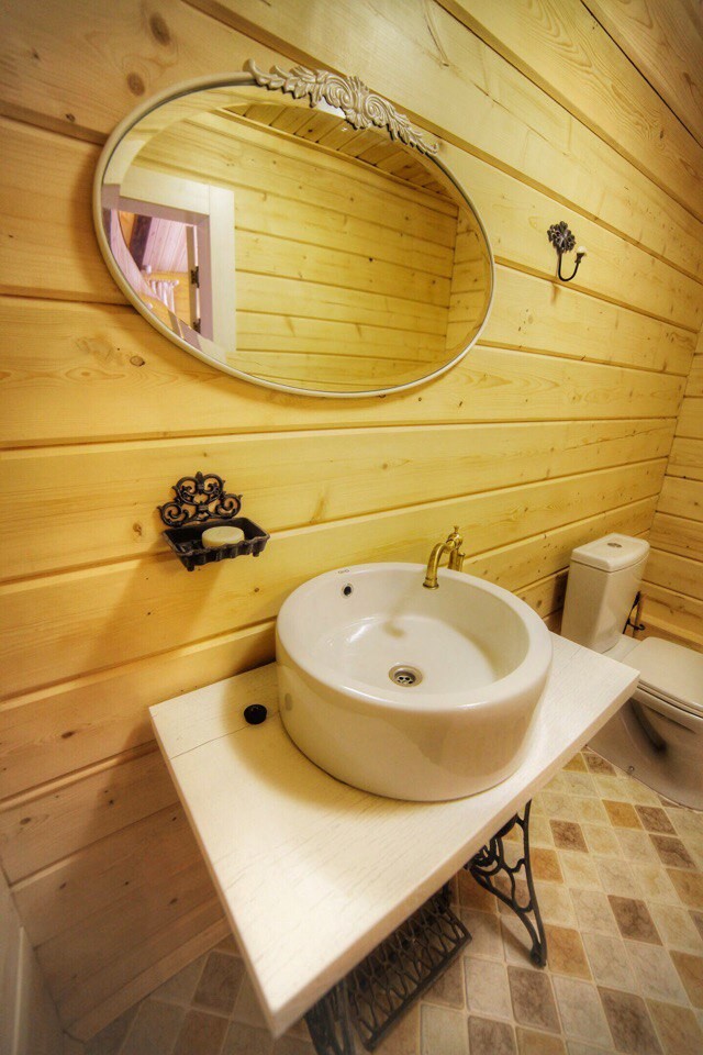 Свежая идея для дизайна: туалет в стиле кантри - отличное фото интерьера