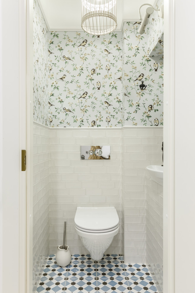 モスクワにある北欧スタイルのおしゃれなトイレ・洗面所 (壁掛け式トイレ、オーバーカウンターシンク) の写真