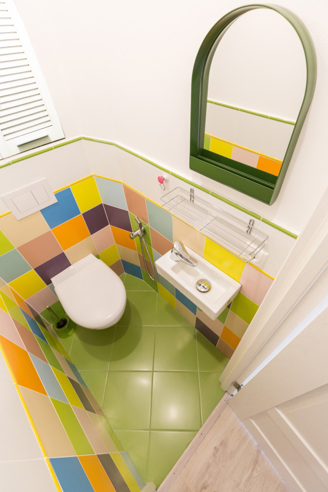 Свежая идея для дизайна: маленький туалет с инсталляцией, разноцветной плиткой, керамической плиткой, разноцветными стенами, полом из керамической плитки, подвесной раковиной и зеленым полом для на участке и в саду - отличное фото интерьера