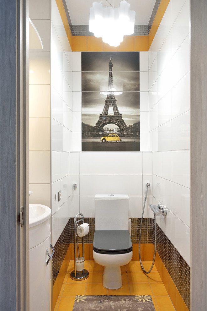 На фото: туалет среднего размера в современном стиле с раздельным унитазом, белой плиткой, керамической плиткой, полом из керамической плитки и желтым полом