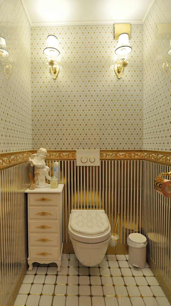 Idee per un bagno di servizio chic con WC sospeso, piastrelle bianche e piastrelle multicolore