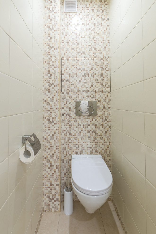 サンクトペテルブルクにある低価格の小さなコンテンポラリースタイルのおしゃれなトイレ・洗面所 (壁掛け式トイレ、セラミックタイルの床) の写真