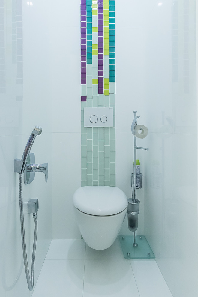 Esempio di un bagno di servizio con WC sospeso, piastrelle bianche, piastrelle multicolore e pareti bianche
