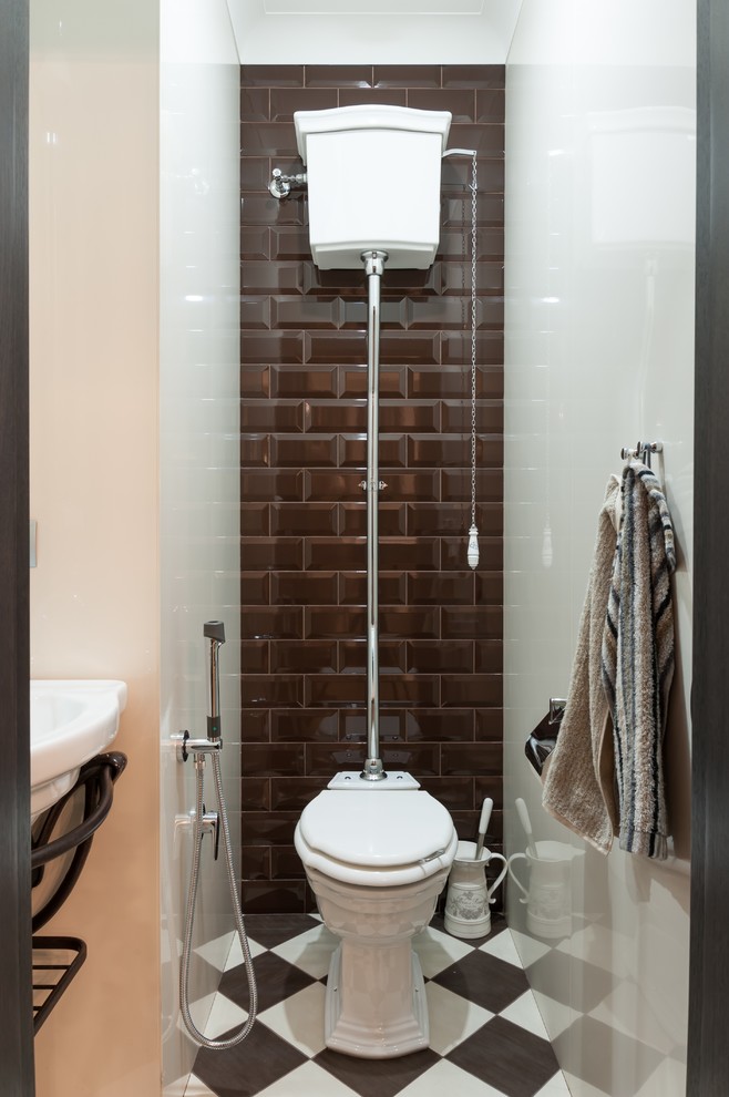 Стильный дизайн: туалет в стиле неоклассика (современная классика) с раздельным унитазом, коричневой плиткой и плиткой кабанчик - последний тренд