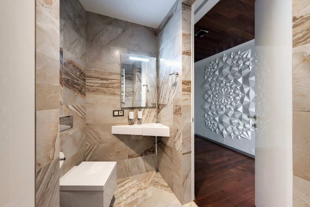 Geräumige Moderne Gästetoilette mit Wandtoilette, beigen Fliesen, beiger Wandfarbe, Wandwaschbecken, beigem Boden, flächenbündigen Schrankfronten und Porzellan-Bodenfliesen in Moskau
