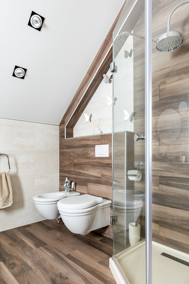 На фото: ванная комната среднего размера в современном стиле с плоскими фасадами, белыми фасадами, биде, бежевой плиткой, керамической плиткой, столешницей из искусственного камня и белой столешницей