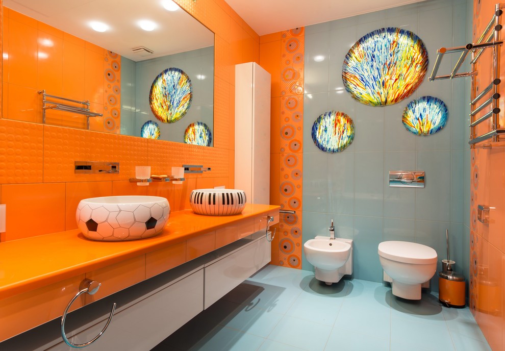 Photo of a contemporary bathroom in Moscow with a vessel sink.