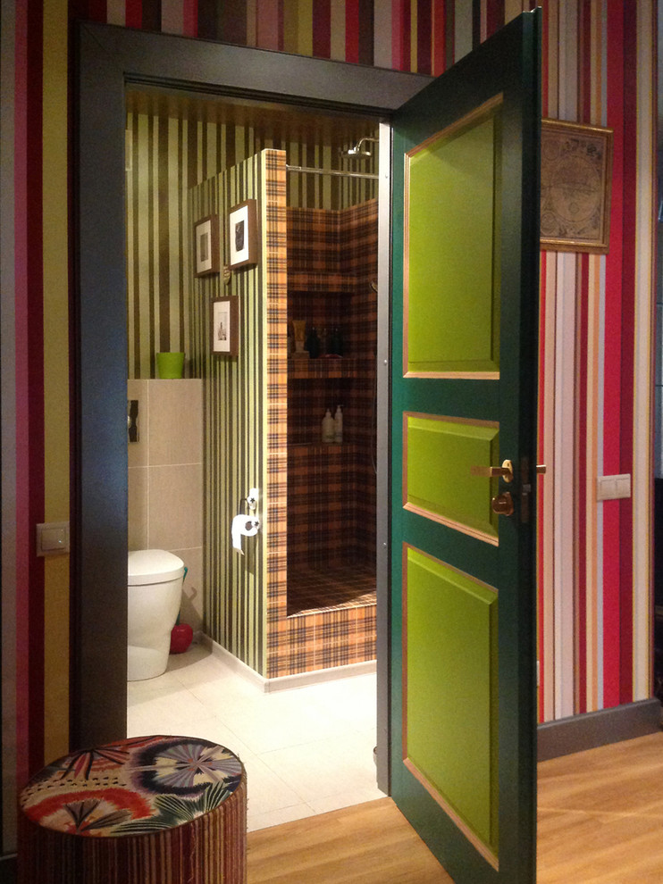 Идея дизайна: туалет среднего размера в современном стиле с бежевой плиткой, разноцветными стенами, полом из керамической плитки, плоскими фасадами, зелеными фасадами, столешницей из ламината и напольной тумбой