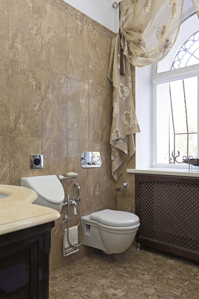 Idee per un bagno di servizio chic di medie dimensioni con piastrelle marroni, piastrelle in gres porcellanato, pavimento con piastrelle a mosaico, lavabo sottopiano, top in marmo e orinatoio