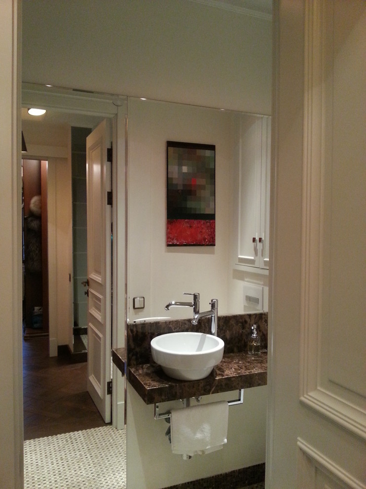 Foto di un piccolo bagno di servizio classico con WC sospeso, pareti bianche, pavimento con piastrelle in ceramica e lavabo a bacinella