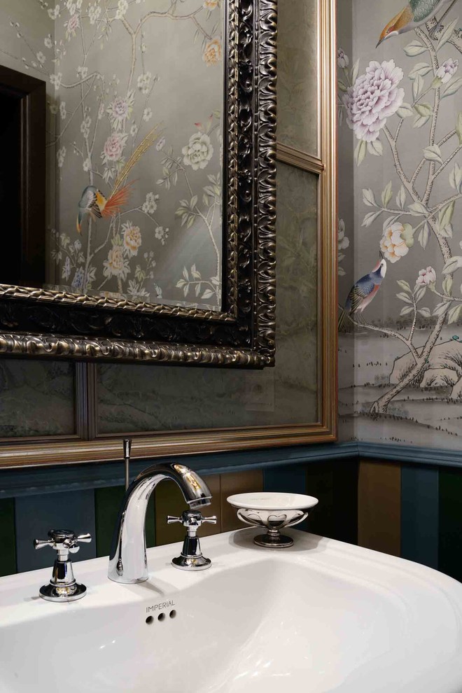 Idée de décoration pour un petit WC et toilettes victorien avec WC séparés, un mur gris, un sol en marbre, un plan vasque et un sol noir.
