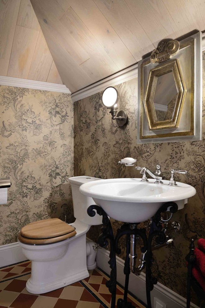 モスクワにある高級な小さなヴィクトリアン調のおしゃれなトイレ・洗面所 (分離型トイレ、マルチカラーの床、ベッセル式洗面器、茶色い壁、コンクリートの床) の写真