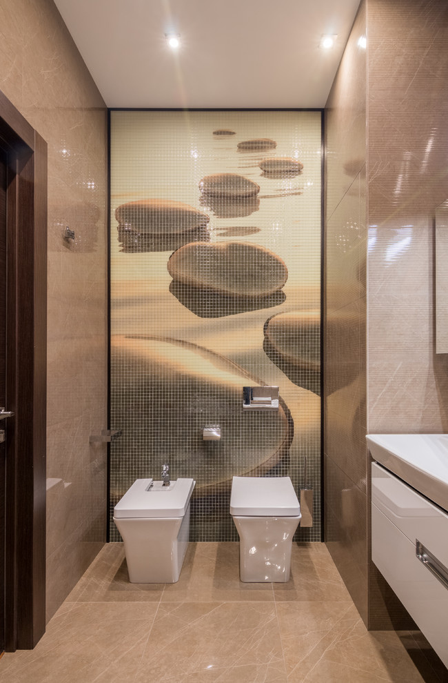 Exempel på ett stort modernt toalett, med släta luckor, vita skåp, beige kakel, porslinskakel, travertin golv, en bidé, beiget golv och ett fristående handfat