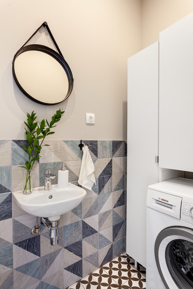 Идея дизайна: туалет в скандинавском стиле с раздельным унитазом, синей плиткой, керамической плиткой, серыми стенами, полом из керамогранита и подвесной раковиной