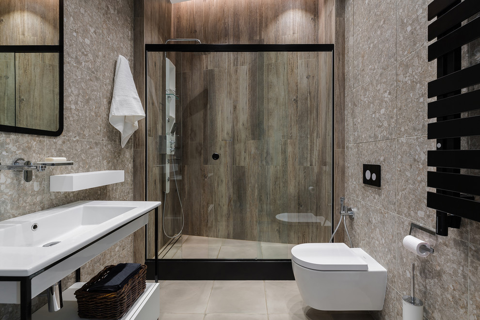 Inspiration pour un petit WC et toilettes design avec des dalles de pierre, un mur vert et un sol en carrelage de terre cuite.