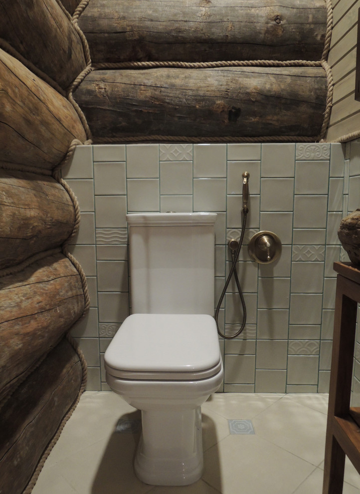 Foto di un piccolo bagno di servizio rustico con WC monopezzo, piastrelle verdi, piastrelle in ceramica, pareti marroni, pavimento in gres porcellanato e pavimento beige