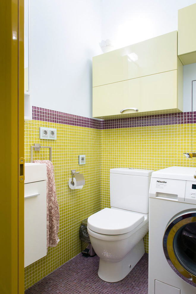 На фото: маленький туалет в современном стиле с плоскими фасадами, желтыми фасадами, желтой плиткой, красной плиткой, плиткой мозаикой, полом из мозаичной плитки и раздельным унитазом для на участке и в саду