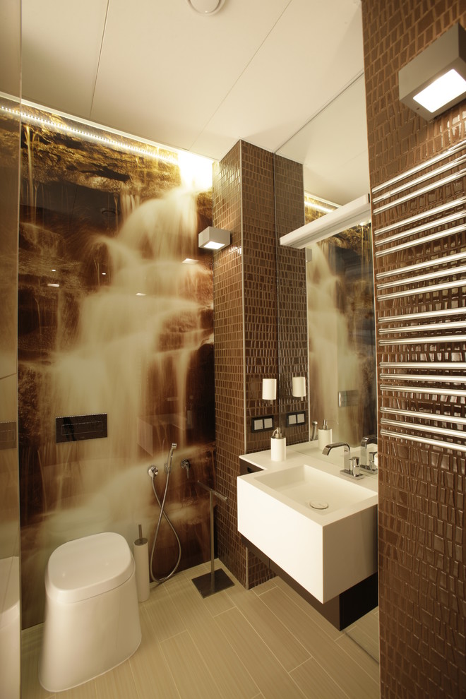 サンクトペテルブルクにあるコンテンポラリースタイルのおしゃれなトイレ・洗面所 (茶色いタイル) の写真