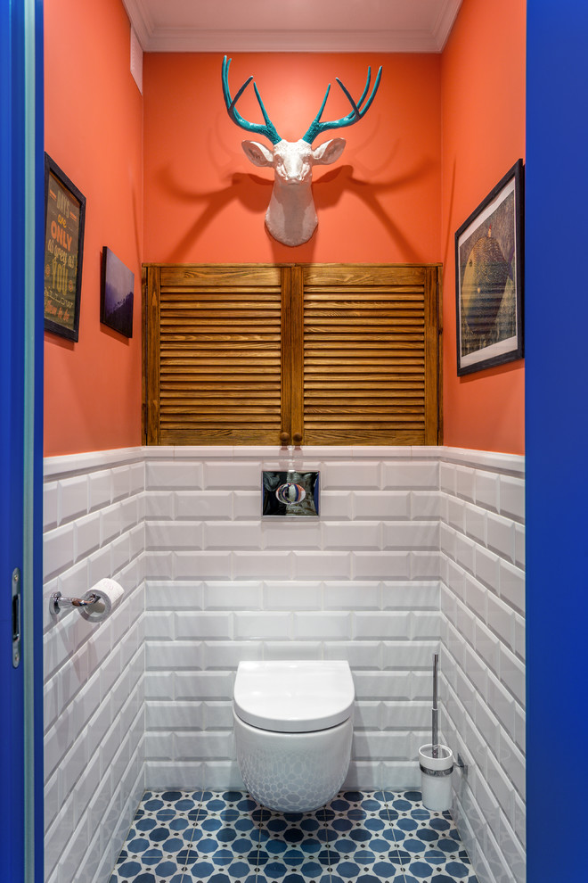 На фото: маленький туалет в скандинавском стиле с инсталляцией, белой плиткой, керамической плиткой, оранжевыми стенами, полом из керамогранита и синим полом для на участке и в саду с
