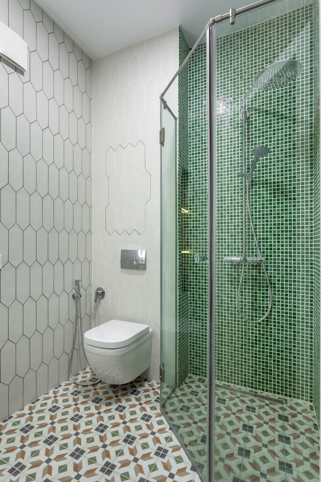 Ispirazione per una stanza da bagno con doccia contemporanea con doccia a filo pavimento, piastrelle verdi, piastrelle a mosaico e porta doccia a battente