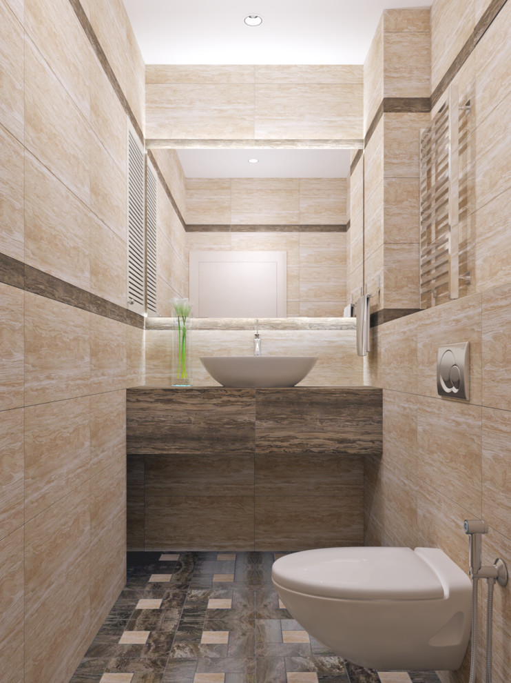 Inspiration pour un petit WC suspendu design avec un mur beige, un sol en carrelage de céramique et un sol marron.