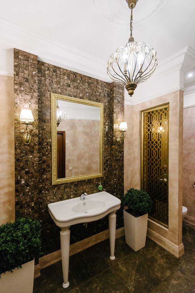 На фото: туалет в классическом стиле с коричневой плиткой, плиткой мозаикой, консольной раковиной и серым полом с