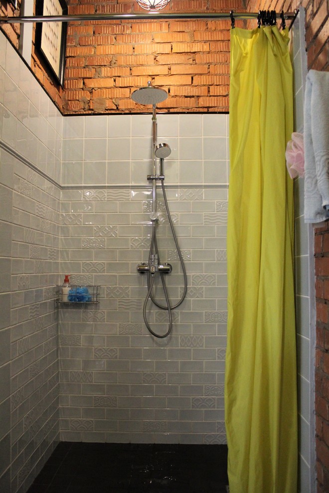 モスクワにあるインダストリアルスタイルのおしゃれなトイレ・洗面所の写真