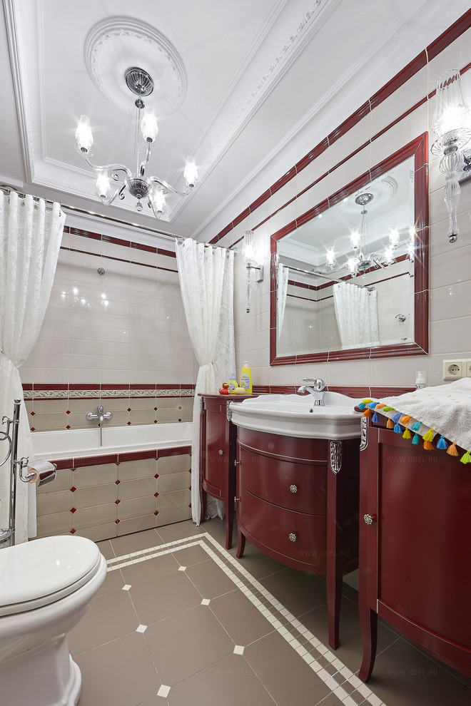 モスクワにある中くらいなトラディショナルスタイルのおしゃれなトイレ・洗面所 (家具調キャビネット、赤いキャビネット、分離型トイレ、白いタイル、セラミックタイル、グレーの壁、セラミックタイルの床、オーバーカウンターシンク、茶色い床) の写真