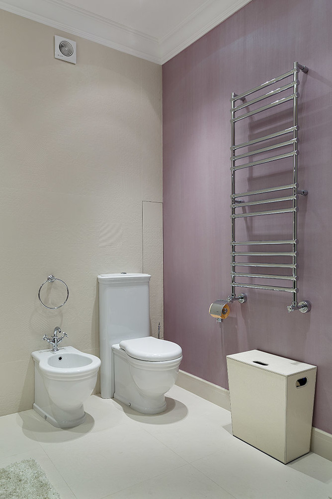 Inspiration för ett funkis toalett, med en bidé och lila väggar
