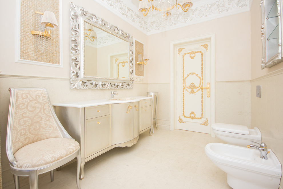 Свежая идея для дизайна: туалет в викторианском стиле - отличное фото интерьера
