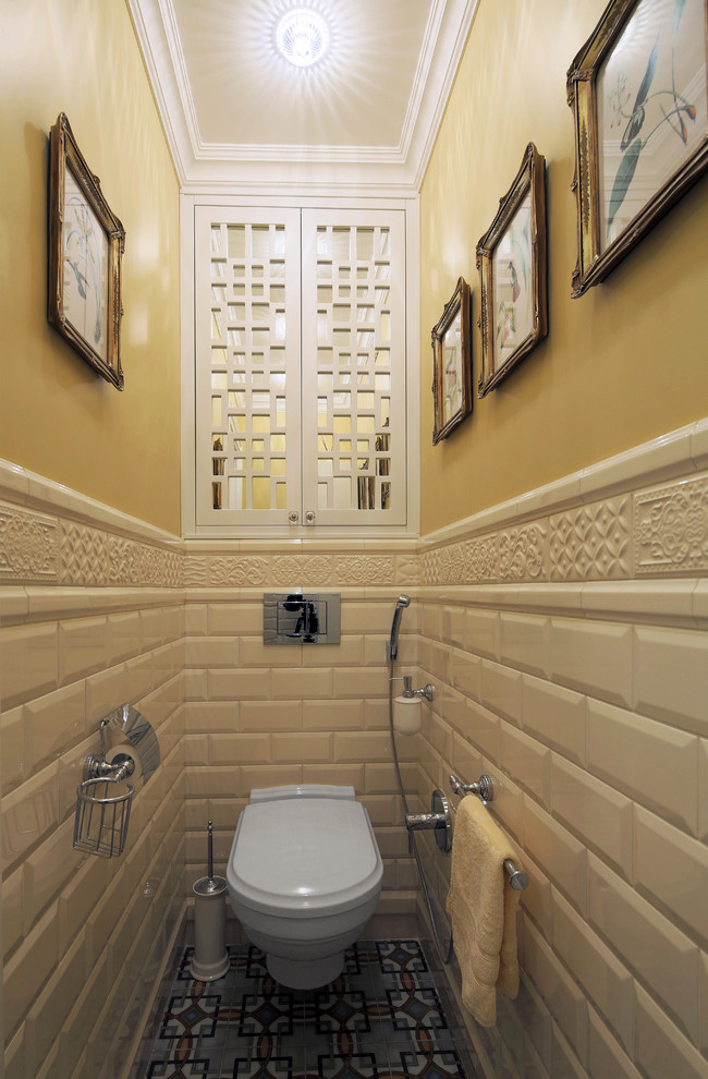 Klassische Gästetoilette mit Wandtoilette, weißen Fliesen, Metrofliesen und gelber Wandfarbe in Moskau