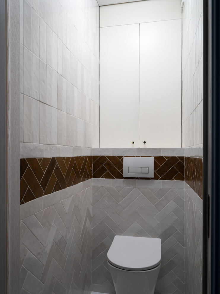 Idées déco pour un petit WC suspendu contemporain avec un carrelage blanc, des carreaux de céramique et un sol en carrelage de céramique.