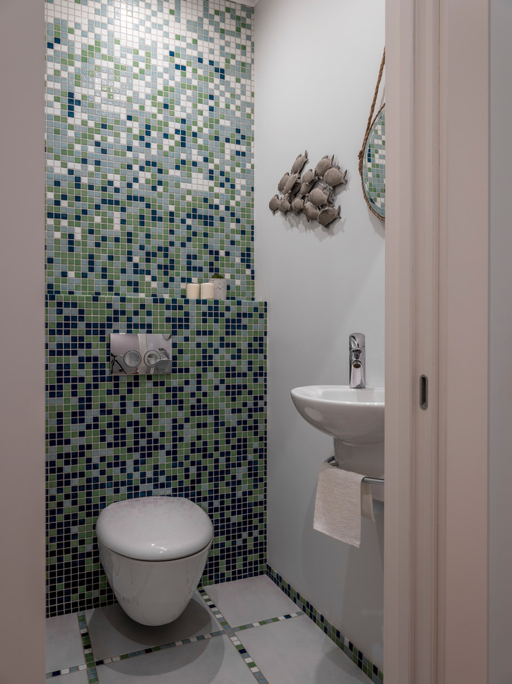 Kleine Maritime Gästetoilette mit Wandtoilette, farbigen Fliesen, Mosaikfliesen, grauer Wandfarbe, Porzellan-Bodenfliesen, Wandwaschbecken und grauem Boden in Moskau