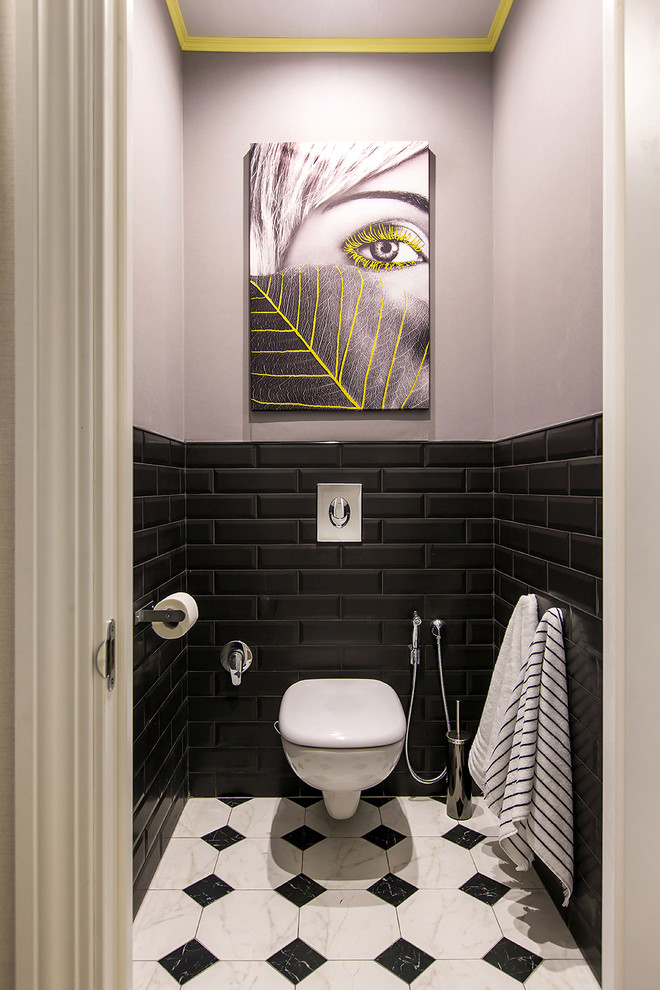 Idee per un bagno di servizio scandinavo con WC sospeso, piastrelle nere, piastrelle diamantate e pareti grigie