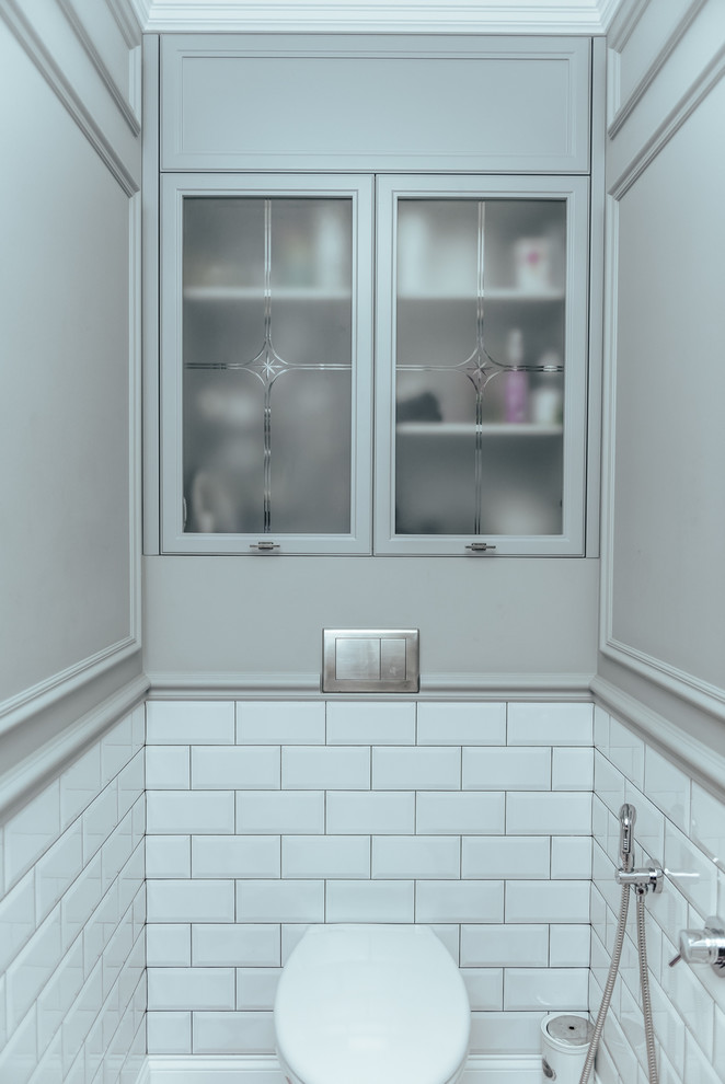 Réalisation d'un WC et toilettes tradition avec un carrelage blanc, un carrelage métro et un mur gris.