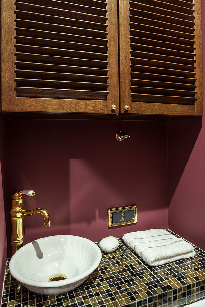 Пример оригинального дизайна: туалет в классическом стиле с красными стенами и настольной раковиной