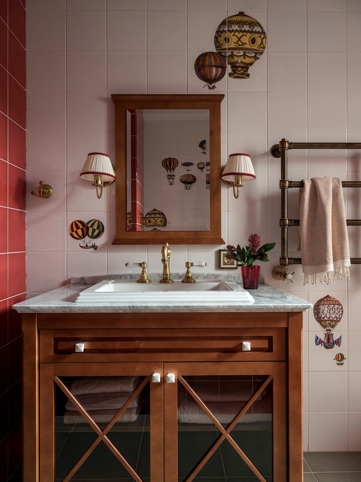 Immagine di un bagno di servizio chic con ante in legno scuro, piastrelle multicolore, piastrelle rosse, piastrelle bianche, lavabo da incasso, pavimento grigio, top grigio e ante di vetro