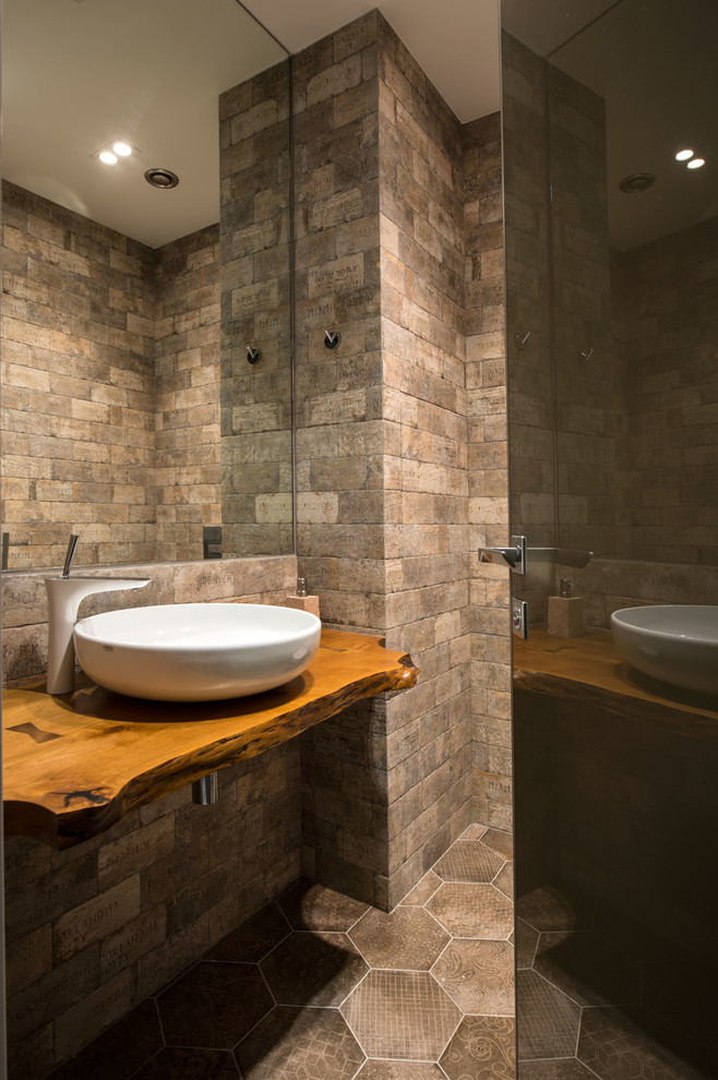 Moderne Gästetoilette mit braunen Fliesen, Aufsatzwaschbecken, Waschtisch aus Holz, grauem Boden und brauner Waschtischplatte in Moskau