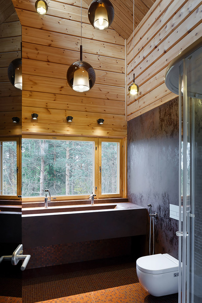 Свежая идея для дизайна: туалет в современном стиле с инсталляцией, коричневыми стенами и раковиной с несколькими смесителями - отличное фото интерьера