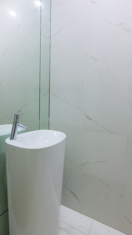 Свежая идея для дизайна: туалет в современном стиле с раковиной с пьедесталом - отличное фото интерьера