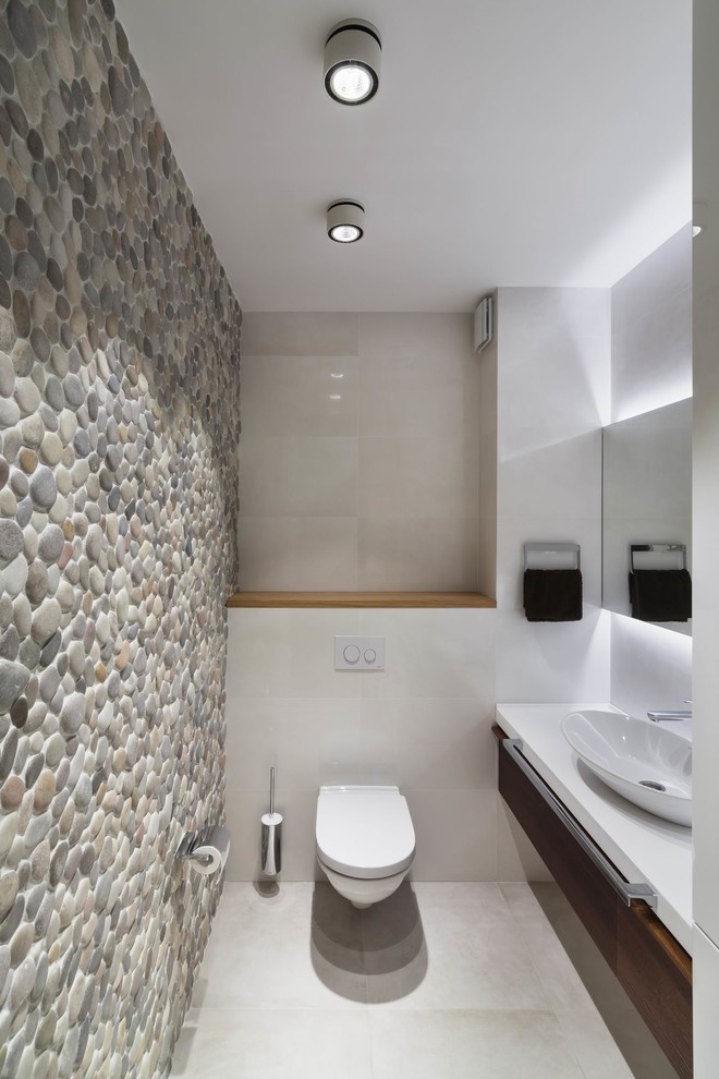 Свежая идея для дизайна: туалет среднего размера в современном стиле с инсталляцией - отличное фото интерьера