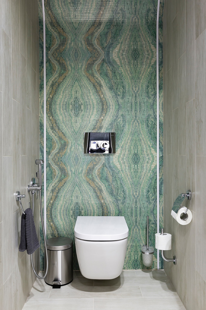 Inspiration pour un petit WC suspendu bohème avec un placard sans porte, un carrelage vert, un mur gris, sol en stratifié, un sol gris et mosaïque.