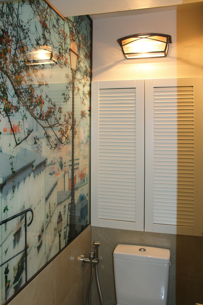 На фото: туалет в стиле неоклассика (современная классика) с бежевыми стенами и пробковым полом с